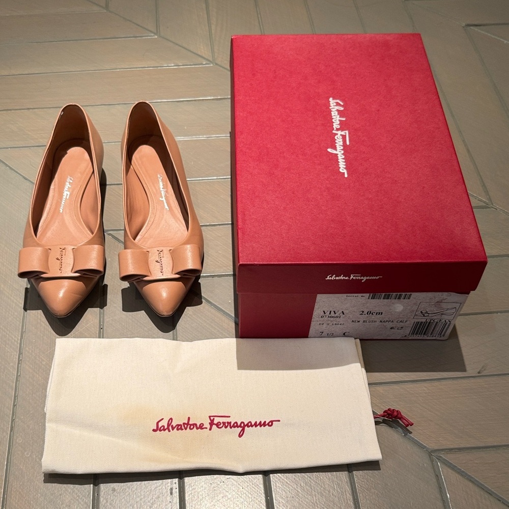 Salvatore Ferragamo Nude/Tan Leather Pointed-Toe Bow Flats